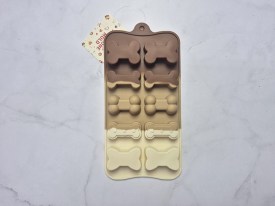 Molde silicona tricolor bombones huesos diferentes 